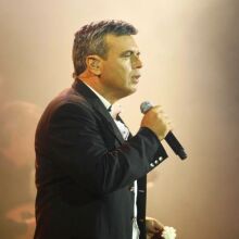 Μανώλης Λιδάκης (1960-2025): Το οδοιπορικό του πιο αισθαντικού τραγουδιστή των τελευταίων ετών