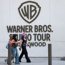 Η Warner Bros Discovery δίνει 7 ημέρες στην Paramount για βελτιωμένη προσφορά, ενώ παραμένει δεσμευμένη στη συμφωνία με το Netflix.