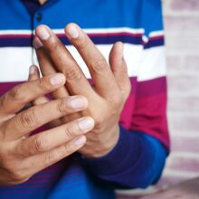 Δεν υπάρχει καμία θεραπεία για την αμυοτροφική πλευρική σκλήρυνση (ALS), ωστόσο υπάρχουν ορισμένες αγωγές που μπορούν να επιβραδύνουν την εξέλιξη της νόσου