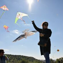 Καθαρά Δευτέρα: Πλημμύρισε από κόσμο ο λόφος Φιλοπάππου για το παραδοσιακό γλέντι του Δήμου Αθηναίων - Χαρταετοί, λαγάνες και σαρακοστιανά 