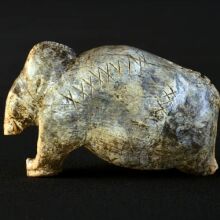 Ερευνητές ανακάλυψαν σύμβολα 45.000 ετών σε χαυλιόδοντες μαμούθ, ανατρέποντας την πεποίθηση ότι η γραφή γεννήθηκε πριν 5.000 χρόνια στη Μεσοποταμία.