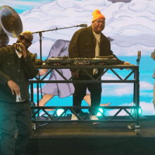 Οι De La Soul επιστρέφουν με το Cabin in The Sky - Ένα άλμπουμ φόρος τιμής στον Trugoy που επαναπροσδιορίζει τον ήχο του θρυλικού hip‑hop σχήματος