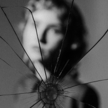 Ρωγμές, ψευδείς εαυτοί και η αναζήτηση της ψυχικής συνοχής