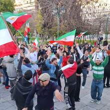 Ιρανοί πανηγυρίζουν στην πλατεία Συντάγματος για τον θάνατο του Αγιατολάχ Χαμενεΐ