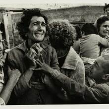 1964, Κύπρος. Γυναίκα από την Τουρκία μαθαίνει για τον θάνατο του συζύγου της © Σερ Ντον Μακάλιν