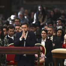 Ο αντιπρόεδρος των ΗΠΑ Τζέι Ντι Βανς και η σύζυγός του προσεύχονται στη Βασιλική του Αγίου Πέτρου στο Βατικανό © Isabella Bonotto/Anadolu μέσω Getty Images