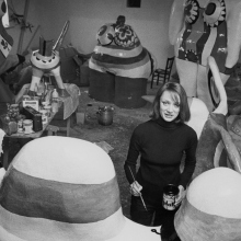 Η Νίκι ντε Σεν Φαλ στο στούντιό της, το 1971 © Jack Nisberg/Condé Nast via Getty Images