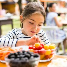 Γιατρός υποστηρίζει ότι ένα φρούτο είναι επικίνδυνο λόγω φυτοφαρμάκων και σακχάρων, προκαλώντας συζήτηση για την ασφάλεια των τροφίμων.