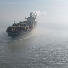 «Περιμένουμε τα πλοία των ΗΠΑ στα Στενά του Ορμούζ» απειλεί το Ιράν