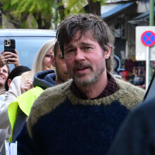 Ο Μπραντ Πιτ στην πλατεία Κοτζιά στην Αθήνα για τα γυρίσματα της ταινίας «The Riders» © ΤΑΤΙΑΝΑ ΜΠΟΛΑΡΗ/EUROKINISSI