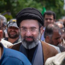 Explainer: Γιατί το Ιράν επέλεξε τον Μοτζτάμπα Χαμενεΐ - Οι σχέσεις του με τους Φρουρούς της Επανάστασης