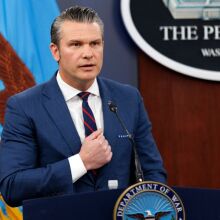 ΗΠΑ: Ο Πιτ Χέγκσεθ προειδοποιεί για την πιο έντονη ημέρα πληγμάτων στο Ιράν - Κατηγορεί την Τεχεράνη ότι χρησιμοποιεί σχολεία και νοσοκομεία για εκτοξεύσεις.