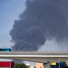 Τρένο στο Ντουμπάι με φόντο τον καπνό μετά την επίθεση του Ιράν στα Ηνωμένα Αραβικά Εμιράτα
