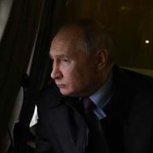 Ο πρόεδρος της Ρωσίας, Βλαντίμιρ Πούτιν, μέσα στο αεροπλάνο