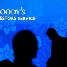 Η Moody’s διατηρεί την Ελλάδα σε επενδυτική βαθμίδα, εξαίροντας τις δημοσιονομικές επιδόσεις και τη μείωση του χρέους στο χαμηλότερο επίπεδο από το 2010