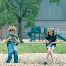 Παιδιά με κινητά στις κούνιες