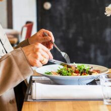 Είναι αλήθεια ότι αν τρώμε αργά το βράδυ παχαίνουμε;