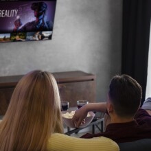 Νέοι παρακολουθούν πρόγραμμα σε πλατφόρμα streaming