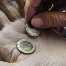 Ηλικιωμένος μετρά τα ευρώ που κρατά στο χέρι του
