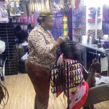 Σε βλέπω να πλέκεις κοτσιδάκια