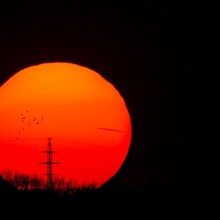 Ηλιοβασίλεμα σε σταθμό παραγωγής ηλεκτρικής ενέργειας