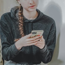 Ανήλικη με το κινητό στο χέρι