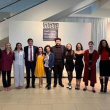 Από αριστερά: Marianne Kountouris (NHN Executive Director), Αγγελική Τζανέτου (Καθηγήτρια Κλασικών Σπουδών, UIUC),  Gabby Estes και Sophia Berger (χορεύτριες από VDK Company), Εμμανουήλ Κουμπαράκης (Γενικός Πρόξενος της Ελλάδας στο Σικάγο), Αναστασία Γιαννακίδου (Καθηγήτρια Γλωσσολογίας, Πρόεδρος Κέντρου Ελληνικών Σπουδών University of Chicago), Δημήτρης Γλάρος (μουσικός, φοιτητής UIUC), Malina Infante, Elissa Mullins και Ελεωνόρα Μυλλή (φοιτητές UIUC που απήγγειλαν), Καλλιόπη Ντούρου (Καθηγήτ