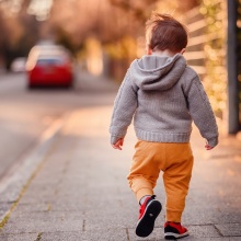 Παιδάκι περπατά μόνο σε δρόμο