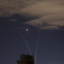 Αντιαεροπορικά του Ισραήλ αναχαιτίζουν πυραύλους του Ιράν στον νυχτερινό ουρανό