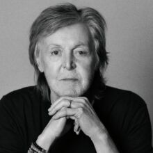 Ο Πολ ΜακΚάρτνεϊ ανακοινώνει το νέο άλμπουμ «The Boys of Dungeon Lane», μια προσωπική επιστροφή στις ρίζες του, με κυκλοφορία στις 29 Μαΐου.