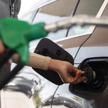 Εργαζόμενος σε πρατήριο υγρών καυσίμων βάζει βενζίνη σε αυτοκίνητο