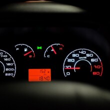 Κοντέρ στο αυτοκίνητο που δείχνει την στάθμη βενζίνης