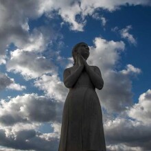 Άγαλμα με φόντο τον συννεφιασμένο ουρανό