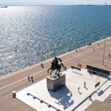 Η Θεσσαλονίκη κερδίζει τους τουρίστες με τη διασκέδαση, τη γαστρονομία και τη φιλοξενία της, παρά τα παράπονα για την καθαριότητα 