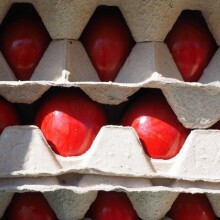 Κόκκινα αυγά εκτός ψυγείου