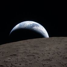 Μαγική εικόνα: Η πρώτη φωτογραφία από την αθέατη πλευρά της Σελήνης με φόντο τη Γη