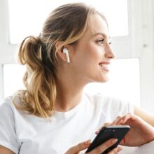 Νευροχειρουργοί προειδοποιούν για τα ηλεκτρομαγνητικά πεδία των ασύρματων ακουστικών, συνδέοντάς τα με κινδύνους για την καρδιά και το νευρικό σύστημα