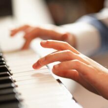 Έρευνα του Πανεπιστημίου Ρότσεστερ δείχνει ότι ο εγκέφαλος κατανοεί τη μουσική χωρίς εκπαίδευση, καθώς όλοι μαθαίνουν ασυνείδητα τους κανόνες της.