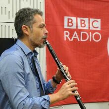 Μάνος Αχαλινωτόπουλος: Ένας λόγιος κλαριτζής, από τα πανηγύρια στις διεθνείς αίθουσες συναυλιών