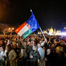 Εκλογές στην Ουγγαρία, 2026: Πολίτες πανηγυρίζουν τη νίκη του Πετέρ Μαγιάρ με ουγγρικές και ευρωπαϊκές σημαίες