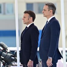 Επίσκεψη Μητσοτάκη - Μακρόν στη φρεγάτα Κίμων - Επισφραγίζεται η αμυντική συμμαχία με νέες συμφωνίες και ρήτρα αμοιβαίας συνδρομής.