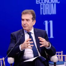 Μιχάλης Χρυσοχοΐδης από το Οικονομικό Φόρουμ των Δελφών: 100-120 καταγγελίες ενδοοικογενειακής βίας την ημέρα, 19.500 υποθέσεις στη Δικαιοσύνη το 2025.