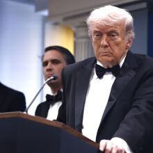 ΗΠΑ: Ο Ντόναλντ Τραμπ τονίζει ότι οι πυροβολισμοί στη δεξίωση δεν αλλάζουν τη στάση του για τον πόλεμο με το Ιράν - Ο δράστης συνελήφθη 