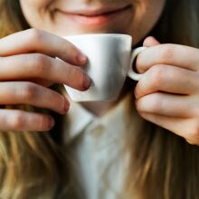 Η τακτική κατανάλωση καφέ ενισχύει σημαντικά τη διάθεση και μειώνει το άγχος