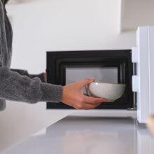 Γιατρός προειδοποιεί: Το λάθος στο ζέσταμα φαγητού στον φούρνο μικροκυμάτων που αυξάνει τον κίνδυνο για την υγεία - Πώς να προστατευτείτε