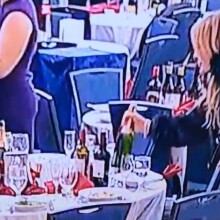 Γυναίκα άρπαζε μπουκάλια κρασιού μετά τους πυροβολισμούς στο δείπνο των ανταποκριτών του Λευκού Οίκου