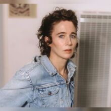 Miranda July: Η πολυσχιδής Αμερικανίδα καλλιτέχνιδα που θα εμφανιστεί στη Στέγη Ιδρύματος Ωνάση