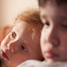 Μελέτη δείχνει ότι οι παιδικές ασθένειες και η αυξημένη γονεϊκή προσοχή στα πρωτότοκα παιδιά μπορεί να εξηγούν το μισθολογικό χάσμα 1,9% μεταξύ αδελφών