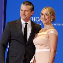 Η Τζένιφερ Ροσέ με το... επίμαχο φόρεμα στο πλευρό του συζύγου της, Πιτ Χέγκσεθ