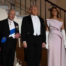 Viral η στιγμή που η Μελάνια τραβά το χέρι της απο τον Τραμπ, ενώ ποζάρουν με Κάρολ και Καμίλα